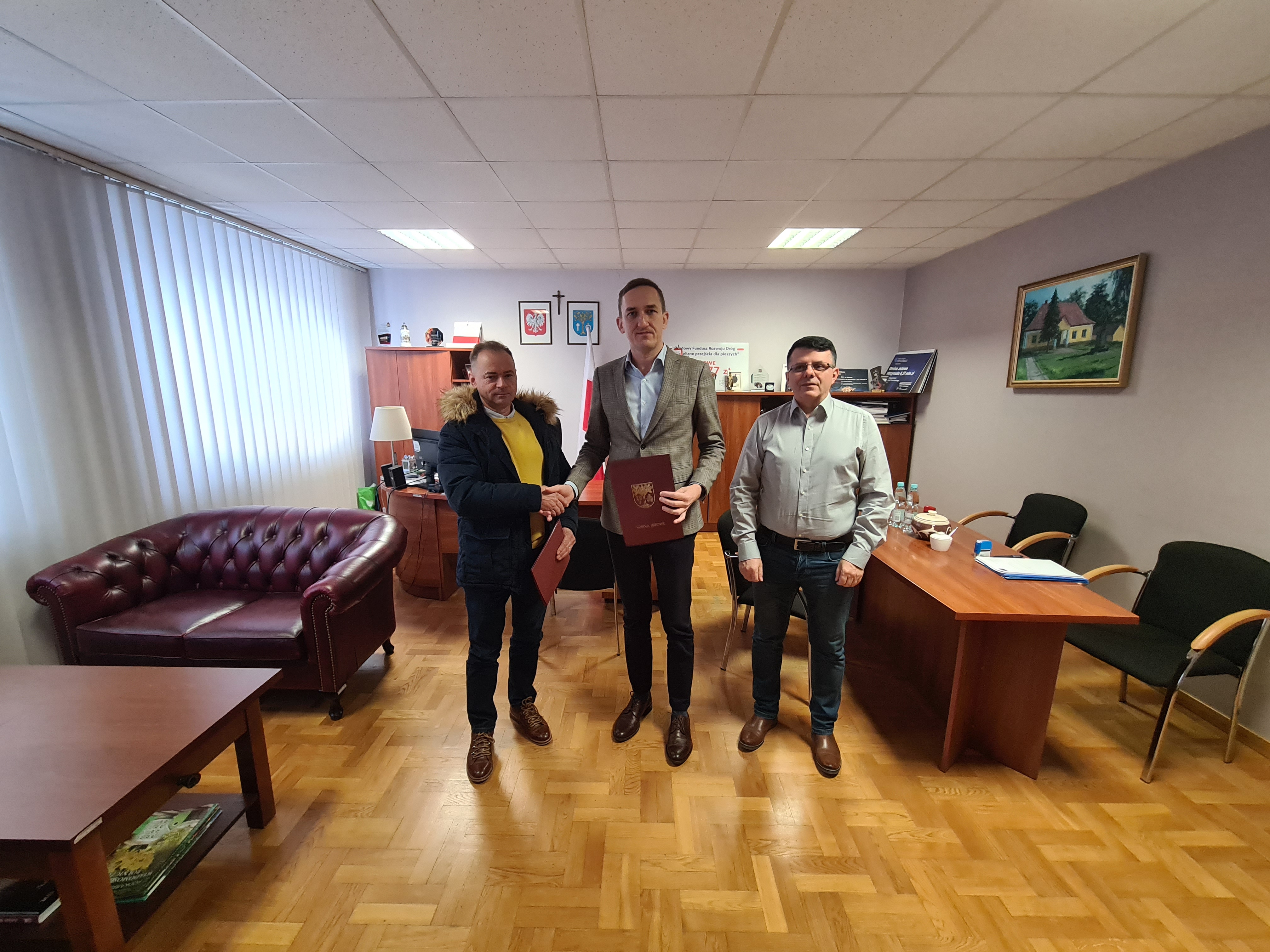 Podpisanie umowy na realizację zadania „Budowa drogi dla pieszych w ciągu drogi powiatowej Nr 2602R Stary Nart – Gwoździec w miejscowości Stary Nart”.