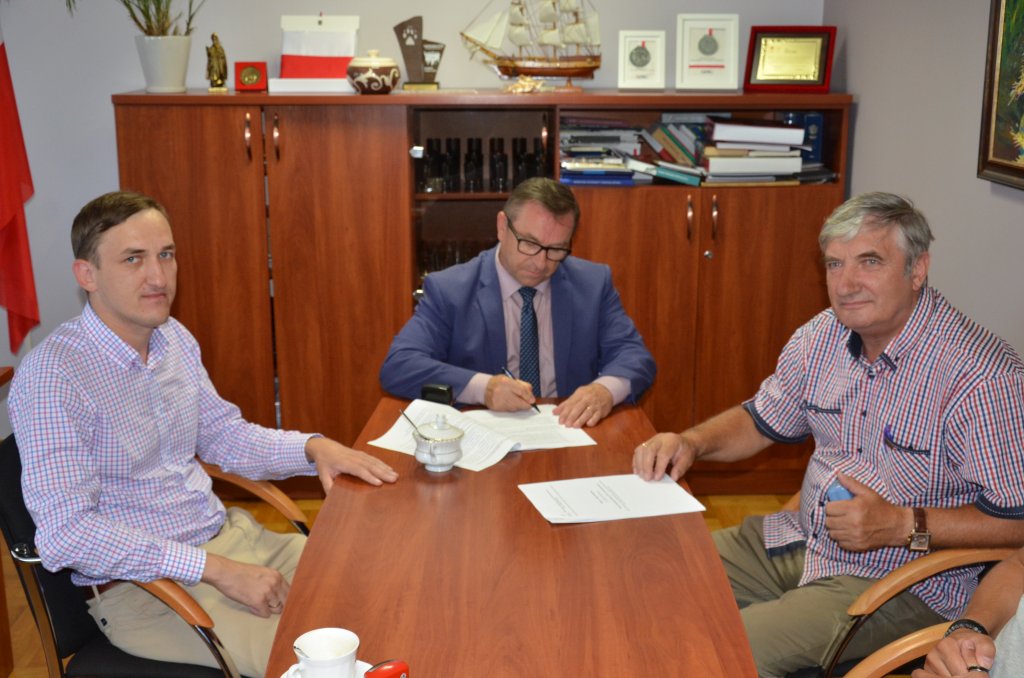 Umowa na budowę sali gimnastycznej w Jeżowem- Kameralnem podpisana