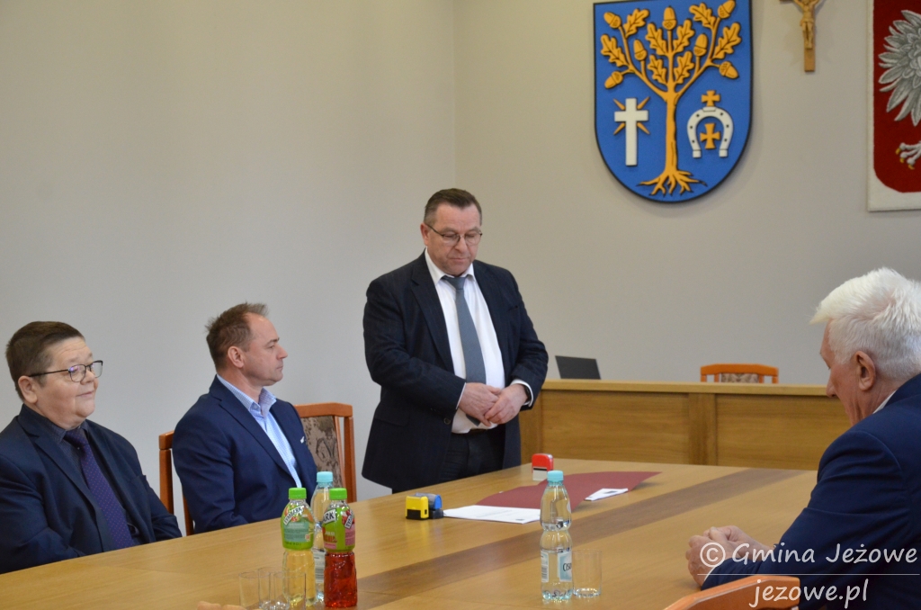 Podpisanie umowy na budowę ścieżki pieszo-rowerowej w Jeżowem- Kameralnem