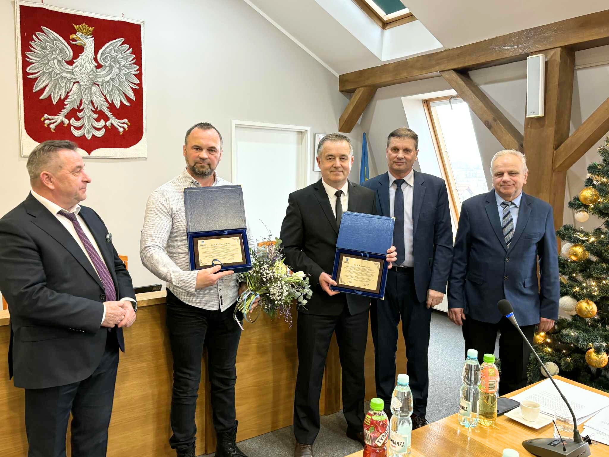 Podziękowania i gratulacje dla funkcjonariuszy Policji podczas XXVIII Sesji Rady Gminy Jeżowe 👮‍♂️🤝