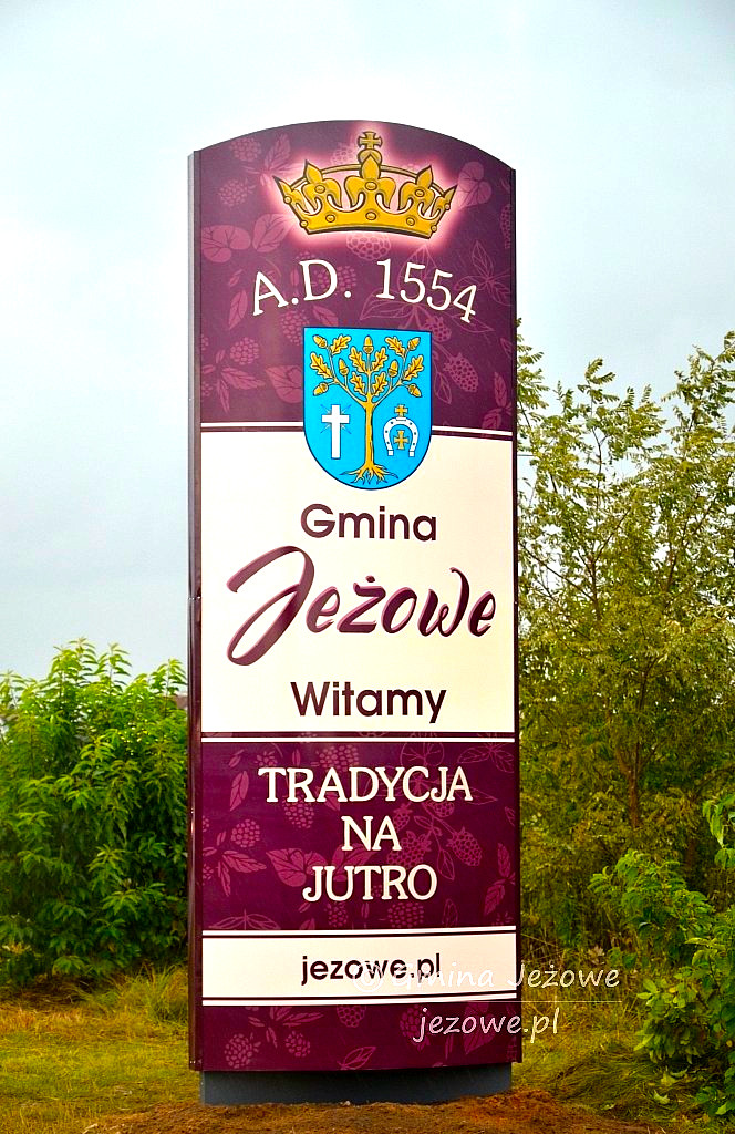 Nowe witacze gminy Jeżowe przy drodze wojewódzkiej