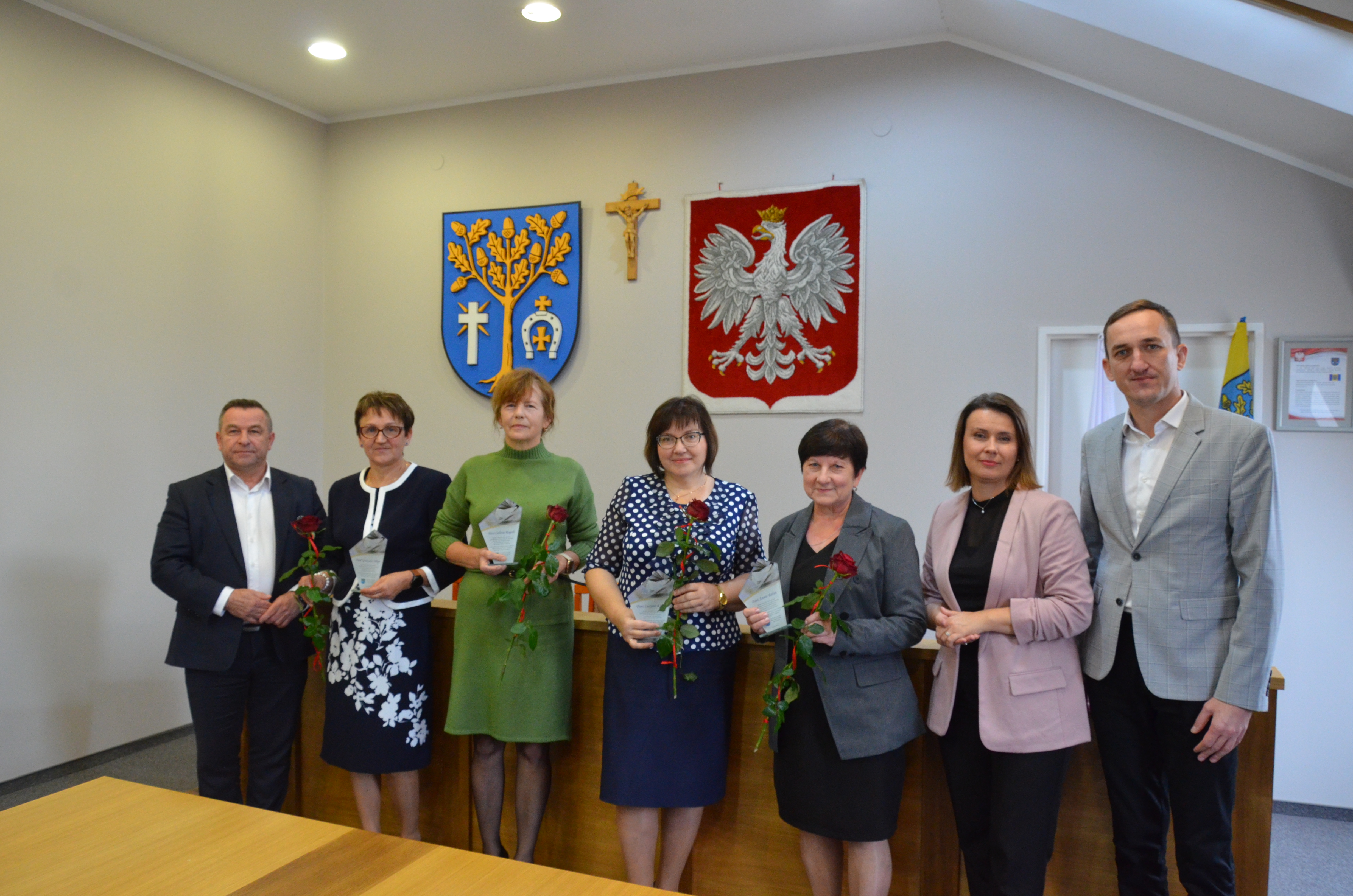 W podziękowaniu za wieloletnią współpracę, profesjonalizm, serce i życiową mądrość,  z życzeniami wszystkiego najlepszego na emeryturze